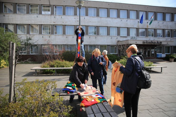 A „Cérnavirtuózok” ismét ünnepi díszbe öltöztették a villanyoszlopokat