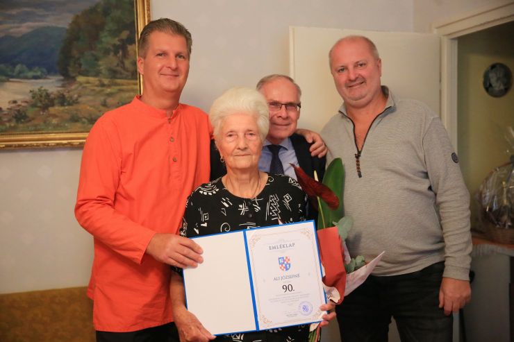 Örökmozgó 90 éves szépkorút köszöntött az önkormányzat